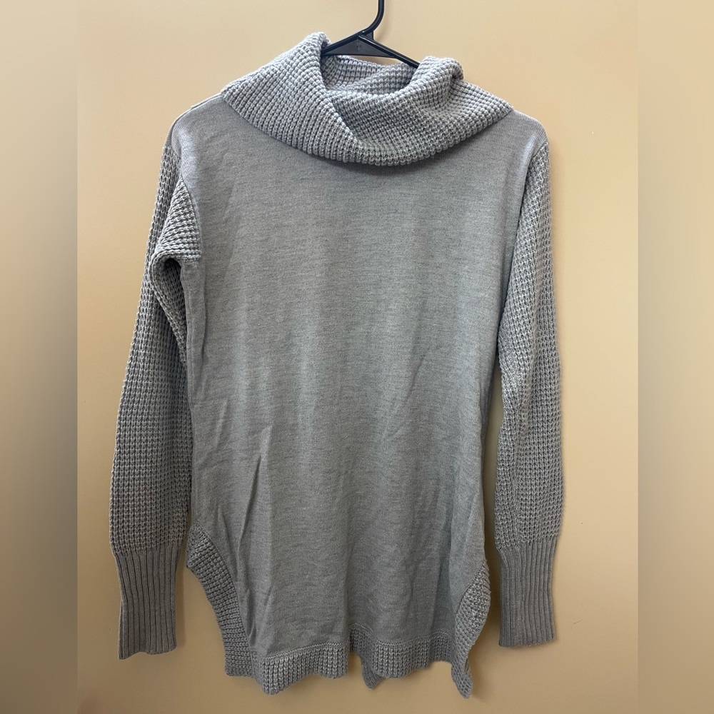 Venus EUC gray sweater